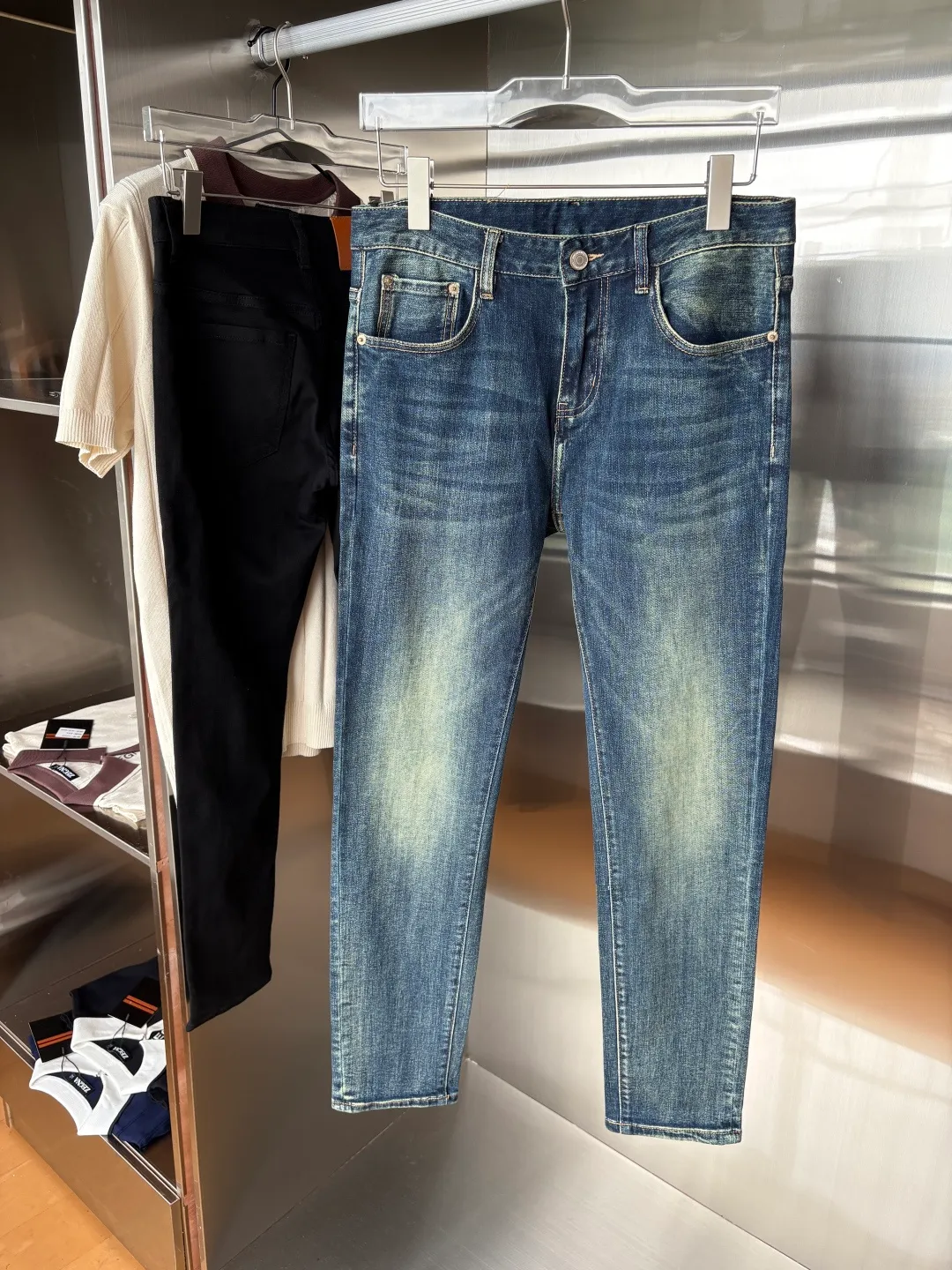 P240 A super stylish pair of jeans, customized original washed denim fabric, unique design, top-notch embroidered letter pattern logo, original hardware accessories decoration, an extremely outstanding pair of jeans, the materials and craftsmanship are extremely luxurious and exquisite, extremely high-grade, handsome and stylish upper body, recommended 👍, 005 code number: 29-38 but not 35; 37